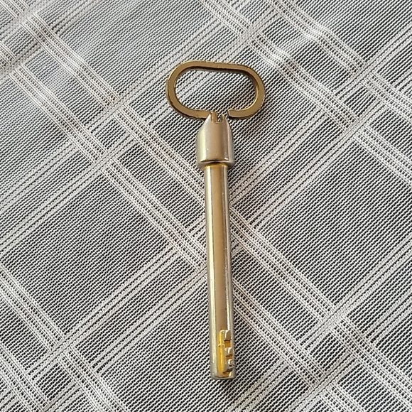 Pull Apart Quick Release Metal Key Keychain - Picture 4 of 6